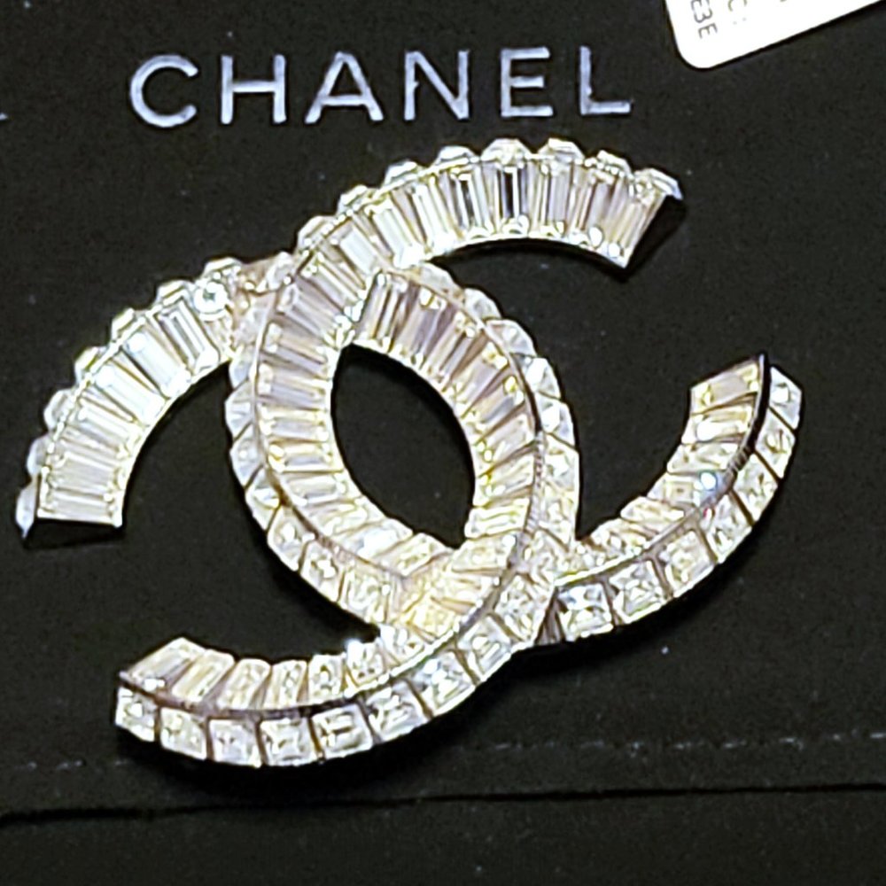 SOLD NEW AUTHENTIC Large CHANEL CC Logo Crystal Silver Classic PIN BROOCH (F21V)
